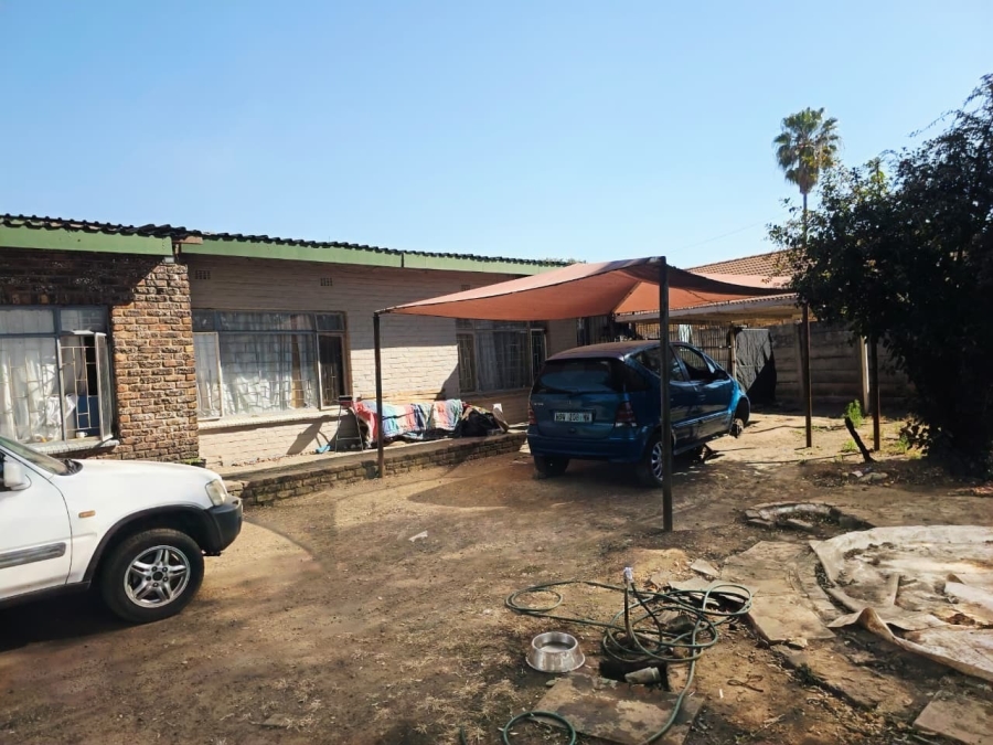 5 Bedroom Property for Sale in Oos Einde North West